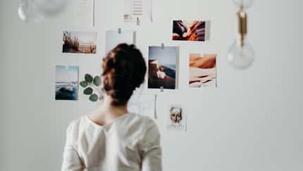 Vision Board, Collage, Dream Board, Pinnwand, Träume Frau steht vor Vision Board