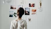 Vision Board, Collage, Dream Board, Pinnwand, Träume Frau steht vor Vision Board