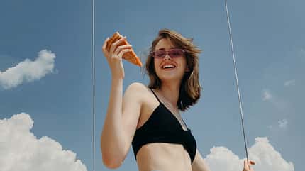 Pizza, Genuss, Essen, Blauer Himmel, Achtsamkeit Frau isst Pizzastück