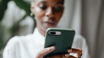 Smartphone, Handy, Social Media Frau am Smartphone