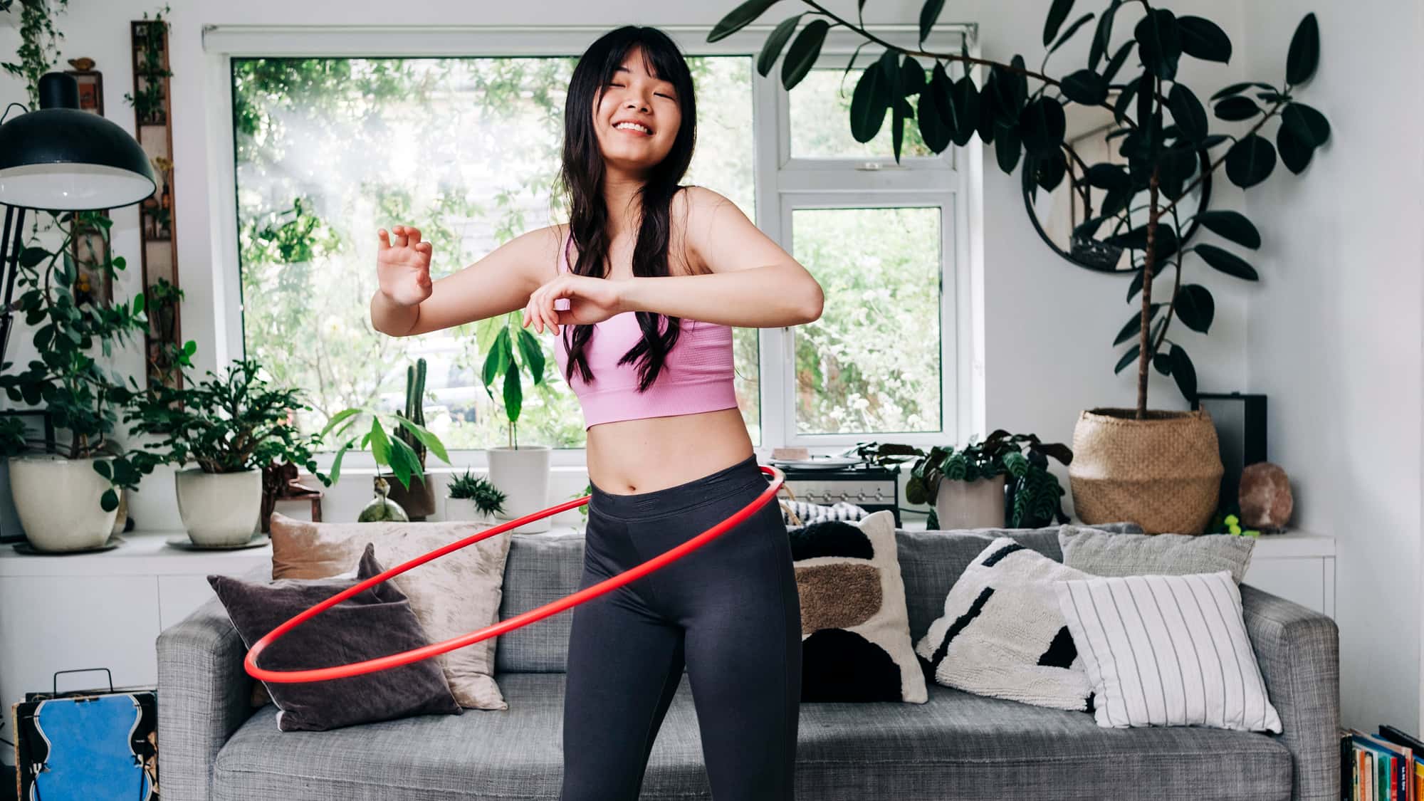 Fitnesstrend-Hula-Hoop-Hashtag-Hula-Hoop-Kalorienverbrauch-mit-bunten-Reifen