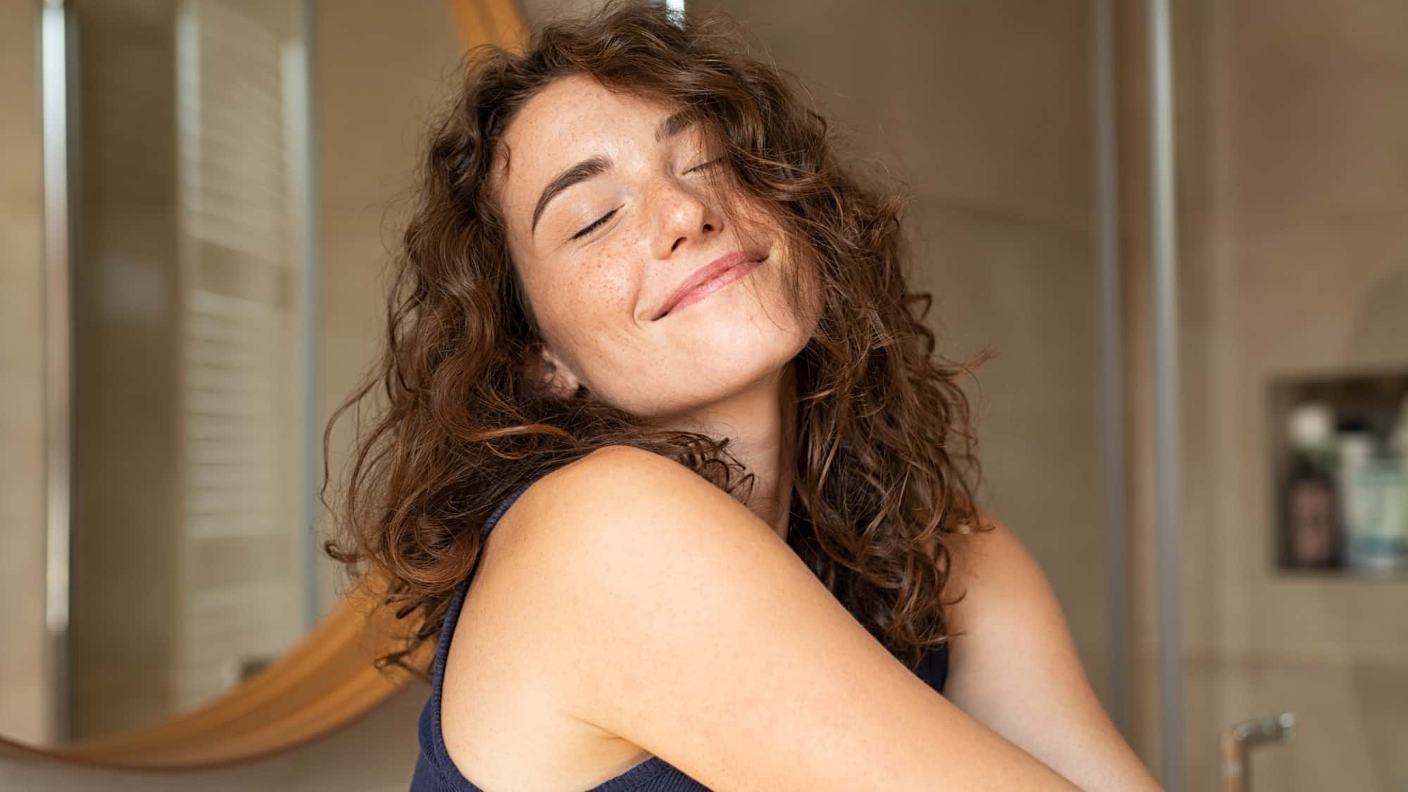 Sch-ne-gesunde-Locken-Locken-pflegen-Die-besten-Tipps-f-r-gesundes-gl-nzendes-Haar
