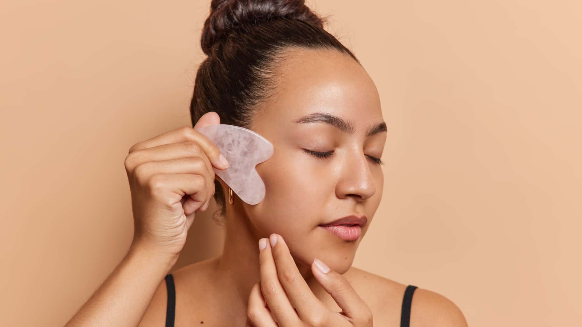 Gua-Sha-Massage-f-rs-Gesicht-Gua-Sha-Massage-So-benutzt-du-die-Beauty-Steine-richtig