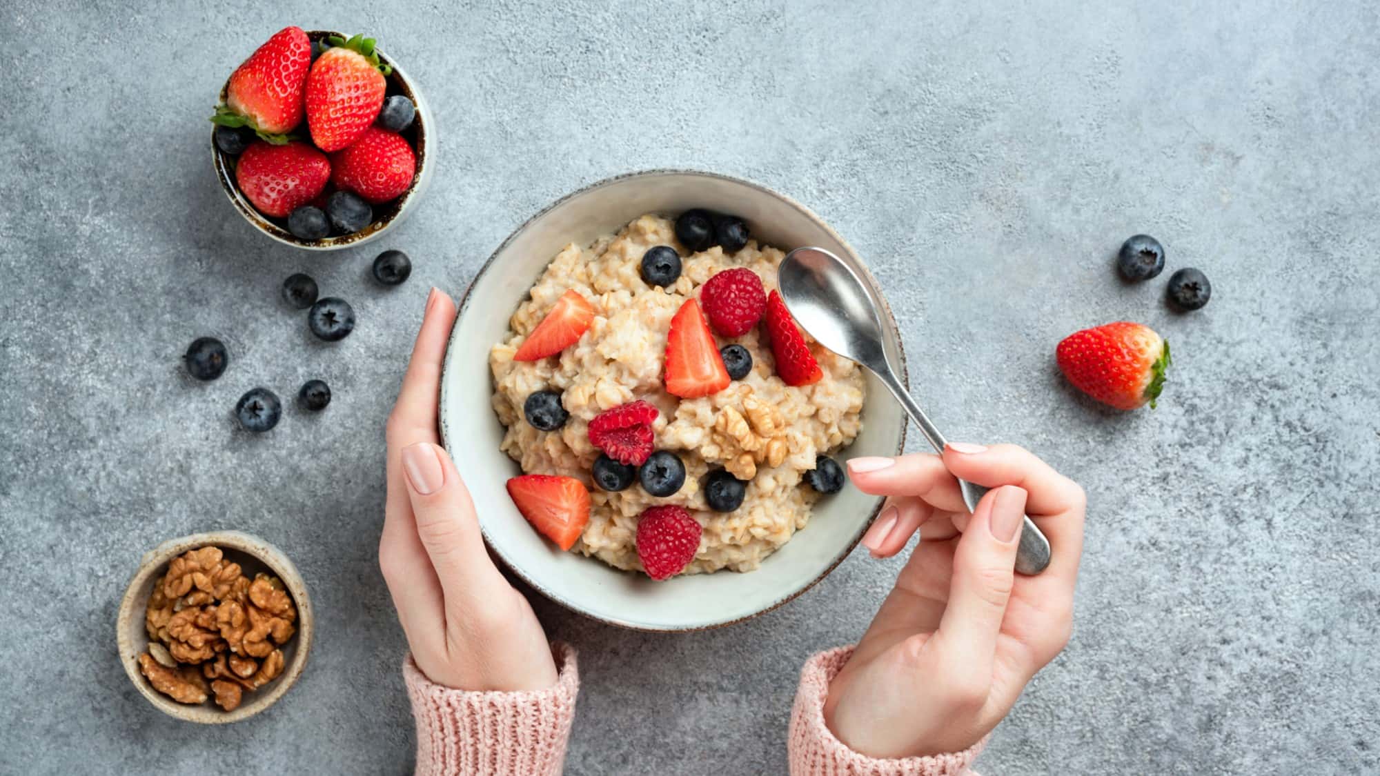 Powerfood-am-Morgen-Oatmeal-Bowl-zum-Fr-hst-ck-Gesund-kreativ-und-s-ttigend-in-den-Tag-starten