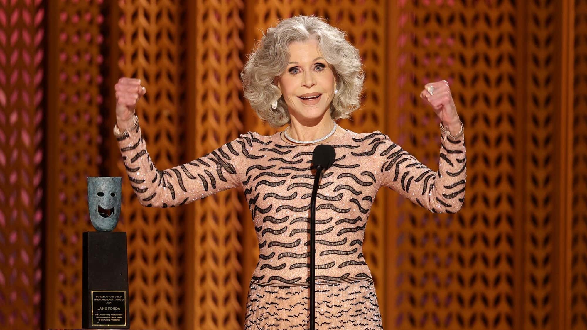 Fit-im-gehobenen-Alter-Mit-dieser-Routine-bleibt-Jane-Fonda-87-topfit