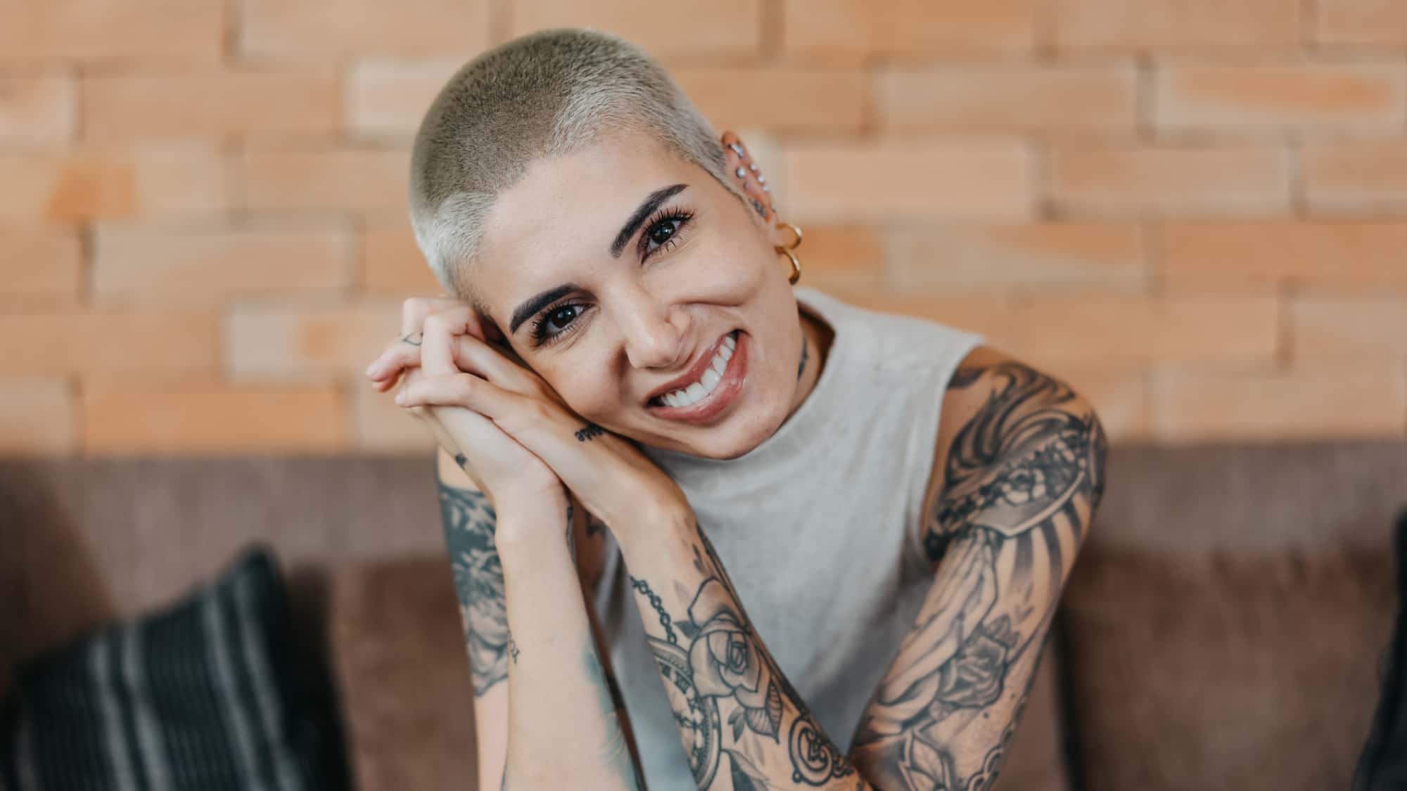Kurzhaarfrisuren-Buzz-Cut-f-r-Frauen-kurze-Haare-f-r-Charakterk-pfe