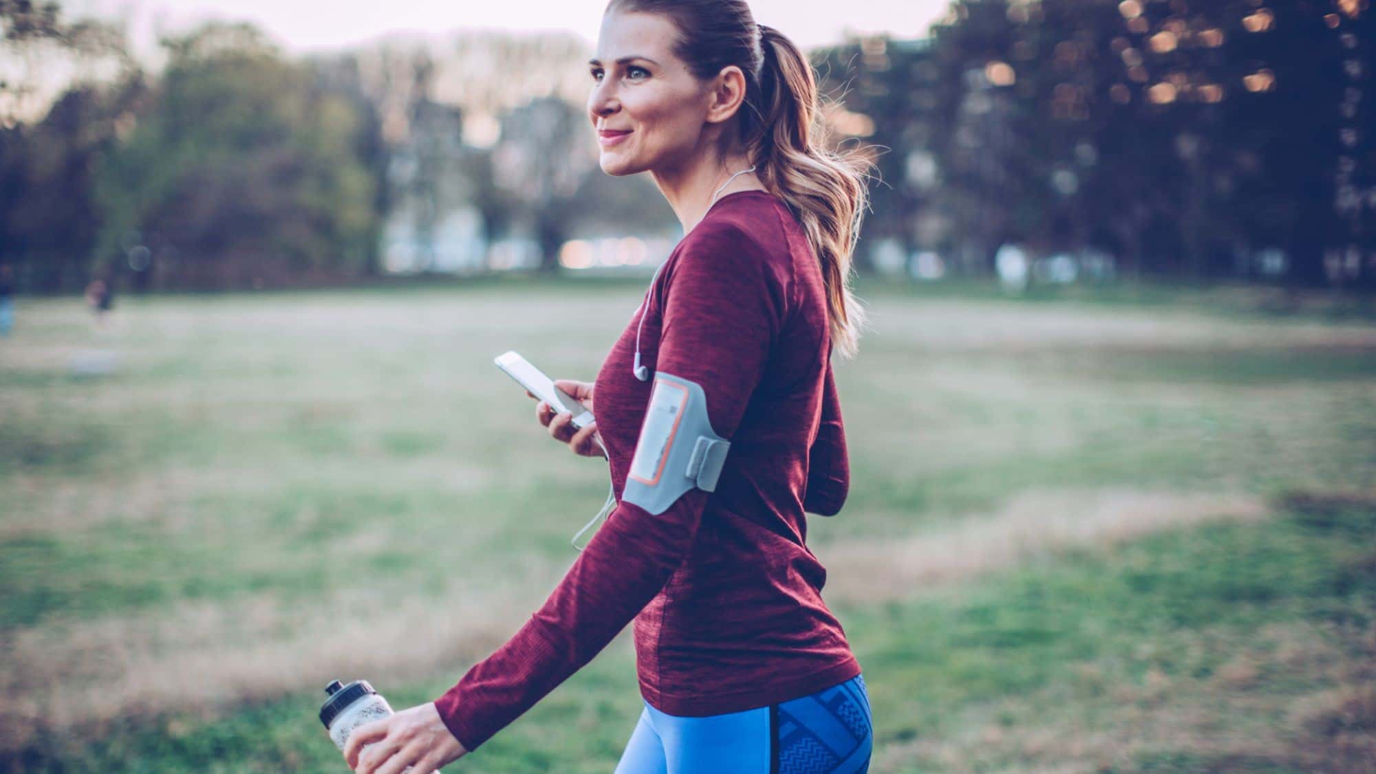 Incline-Walking-vs-Joggen-Walking-mit-Anstieg-oder-flaches-Joggen-Was-bringt-mehr-