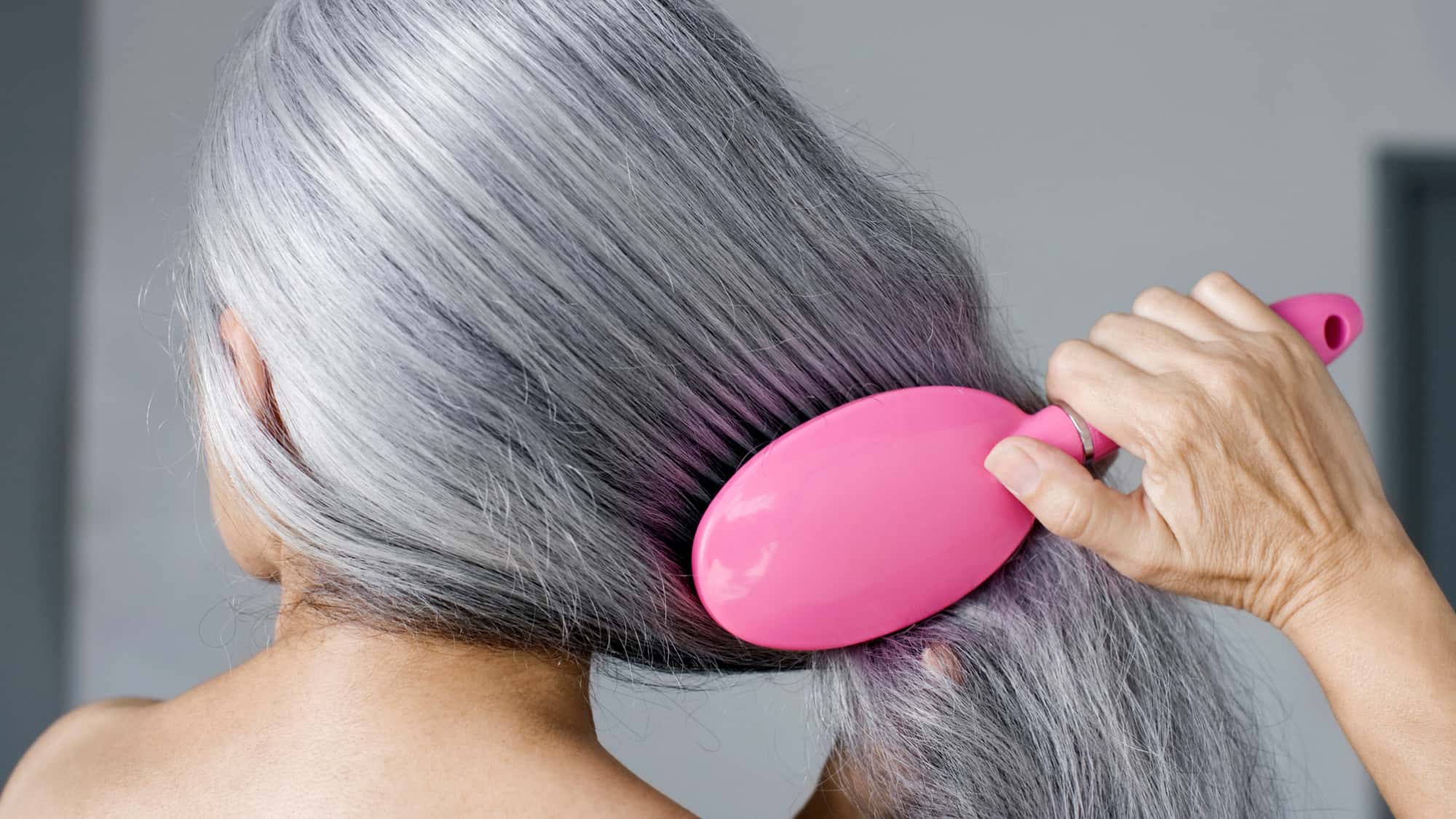 Die-richtige-Pflegeroutine-f-r-graues-Haar-Graue-Haare-richtig-pflegen