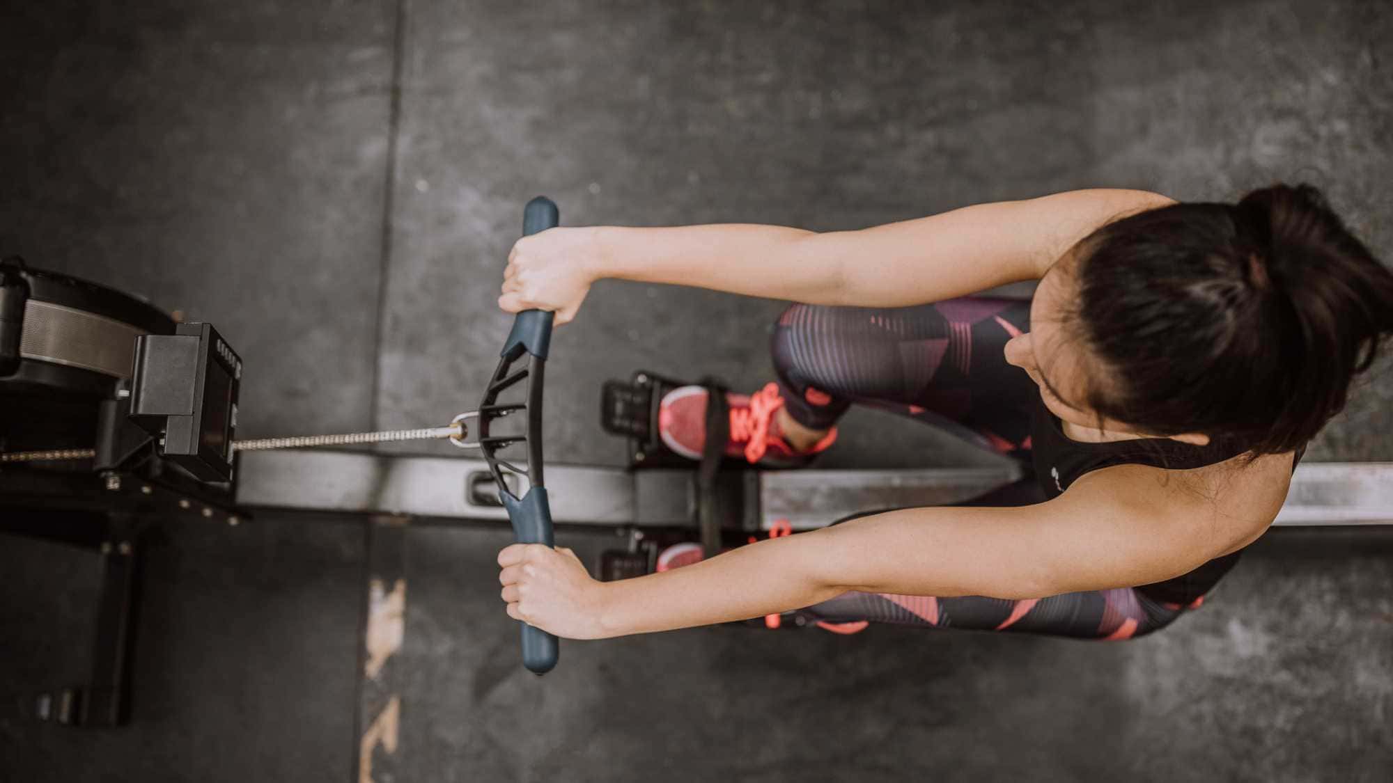 Gesunde-Fitnessroutine-Fitness-Trend-und-gesundes-Ganzk-rpertraining-Warum-Rudern-das-neue-Joggen-ist