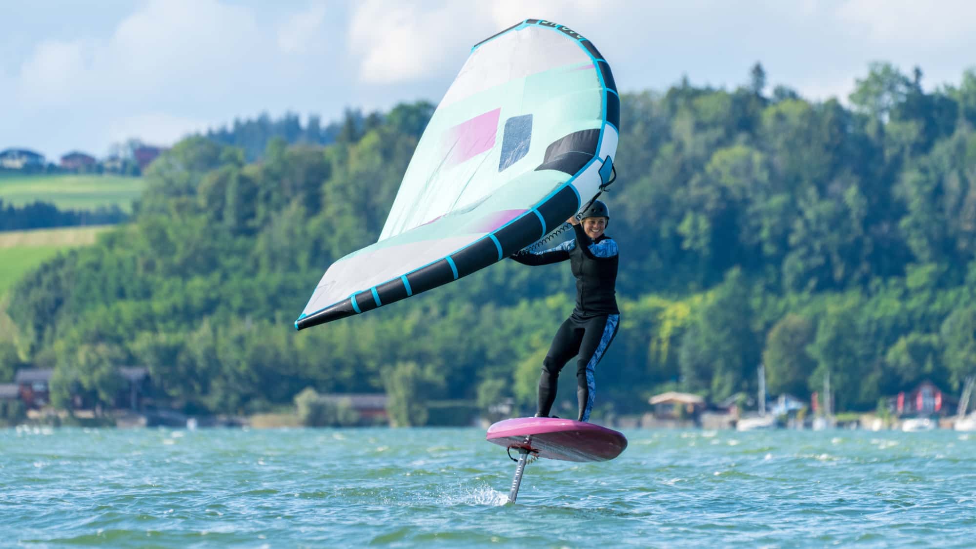 Wassersport-und-Trend-Kraft-Flow-und-Freiheit-Wing-Foil-als-Body-Mind-Training