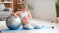 Rückenschmerzen in der Schwangerschaft sind ein bekanntes Problem. Erfahre hier, was du gegen die Beschwerden tun kannst.