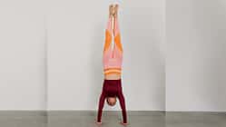 Redakteurin Martina macht einen Handstand