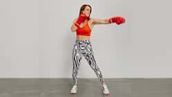 Affiliate Managerin Jana Schaarschmidt macht eine Boxbewegung