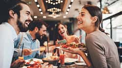 Freunde essen in einem Restaurante