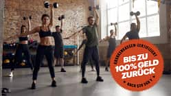 Gruppe Menschen im Studio, die mit Kurzhanteln trainieren