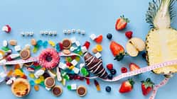 Ein Bild mit süßen Lebensmitteln und dem Spruch "Eat less Sugar"