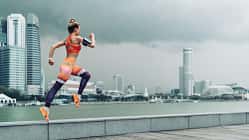 Sportlerin springt vor Skyline