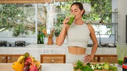 Frau trinkt Glas mit einem Green Smoothie