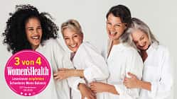 Vier Frauen im Alter der Wechseljahre lachen und sind glücklich