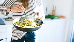 Frau mit Salatschale