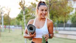 Eine Frau trinkt einen Green Smoothie nach dem Training