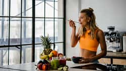 Eine Frau isst gesundes Obst und Gemüse
