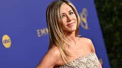 Jennifer Aniston, wie sie in die Kamera lächelt auf den 76. Primetime Emmy Awards 
