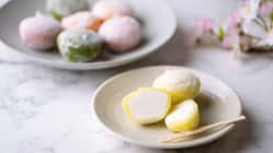 verschiedenes Mochi-Eis auf Tellern angerichtet, mit gelben Mochis im Vordergrund