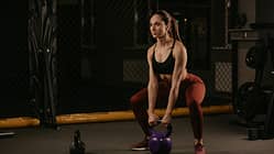 Widerstands-, Kraft- oder Gewichtstraining; Übung mit Kettlebells 