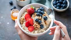 Eine Frau hält eine gesunde Schale mit Porridge