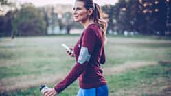 Eine junge Frau in Sportkleidung beim Laufen im Park