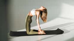 Eine Frau macht eine Pilates-Übung auf einer Fitnessmatte