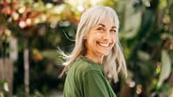 Eine ältere Dame lächelt in die Kamera 