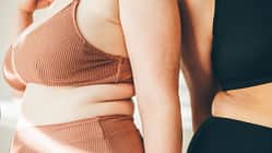 Zwei kurvige Frauen in Sportkleidung