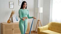 Eine Frau trainiert mit einem Powerband