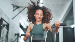 Eine Frau trainiert am Crosstrainer