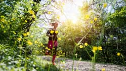 Junge Frau joggt durch den Wald