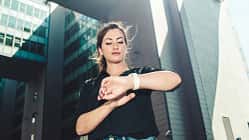 Eine Frau schaut auf ihre Smartwatch