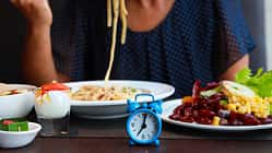 Schon ein kleiner Dreh an der Uhr kann Großes bewirken. Wenn du deinem Körper feste Essenszeiten gibst, kurbelst du deinen Stoffwechsel an – und die Chancen stehen richtig gut, dabei ganz nebenbei abzunehmen.
