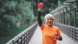 Frau beim Workout mit Kurzhanteln