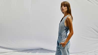 Frau trägt Jumpsuit