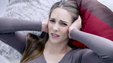 Ohrenschmerzen sind nicht nur qualvoll, sie sind auch vielseitig. Das gilt für die Ursachen aber auch für die Schmerzen selbst.