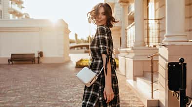 Frau trägt Herbstkleid