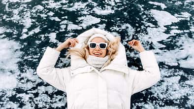 Frau trägt Winterjacke 