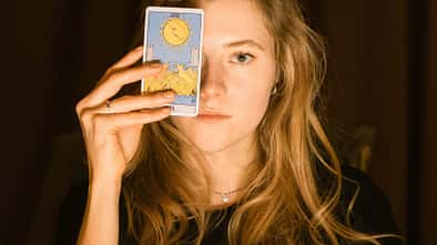 Frau mit Tarot-Karte