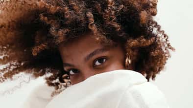 Frau blickt über Schulter