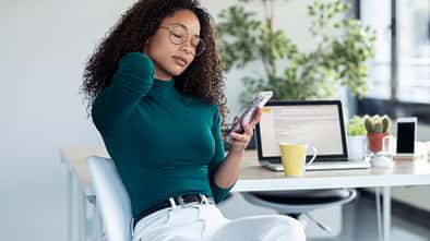 Nacken- oder Rückenschmerzen kennt jeder, gerade wenn man im Büro arbeitet. Finde hier unsere Top 5 Massagekissen, welche garantiert deine Verspannungen lösen!