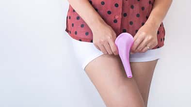 Urinierhilfen wie Urinella ermöglichen es Frauen, unterwegs im Stehen zu pinkeln