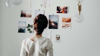Frau steht vor Vision Board
