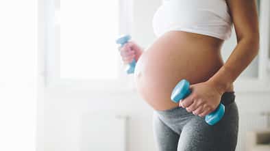 Fitness und Schwangerschaft sind kein Widerspruch, im Gegenteil: Ein trainierter Körper erleichtert die Geburt.